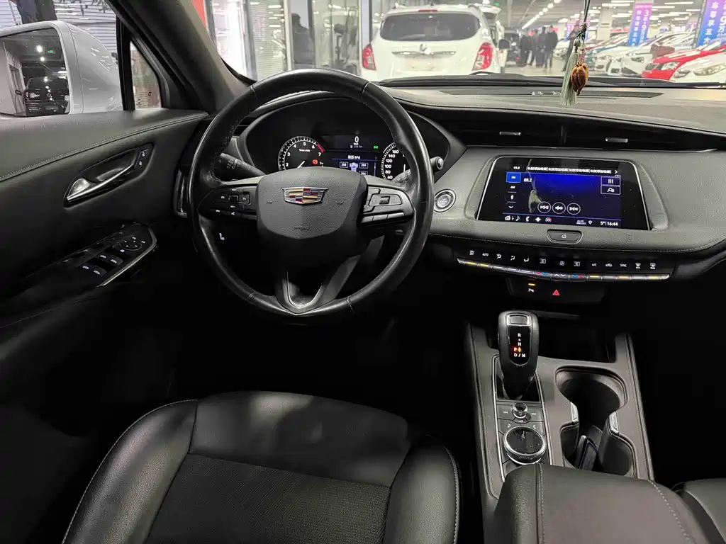 CADILLAC XT4