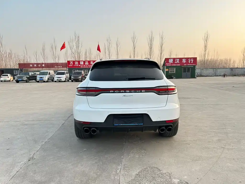 PORSCHE MACAN