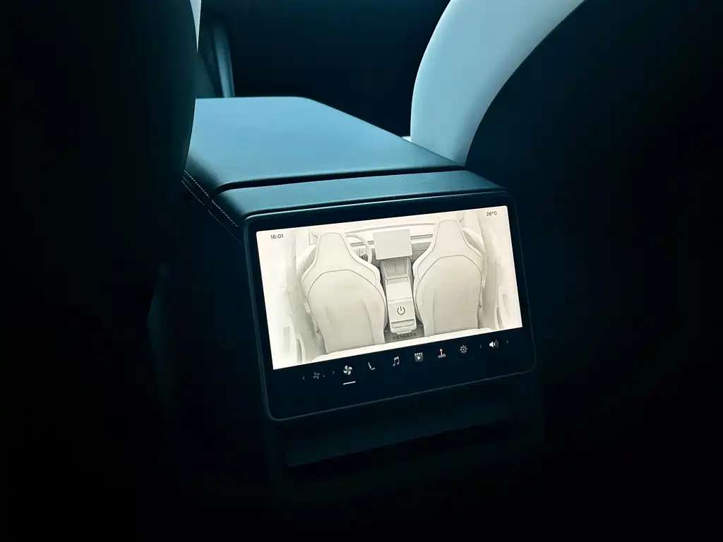Tesla Model 3 — миниатюра 7