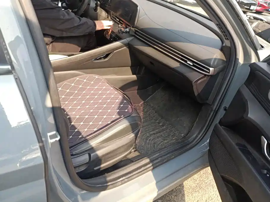 Hyundai Elantra — миниатюра 8