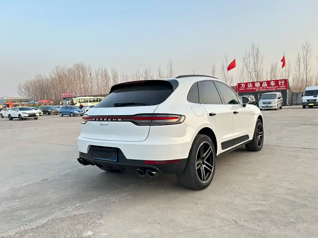 PORSCHE MACAN
