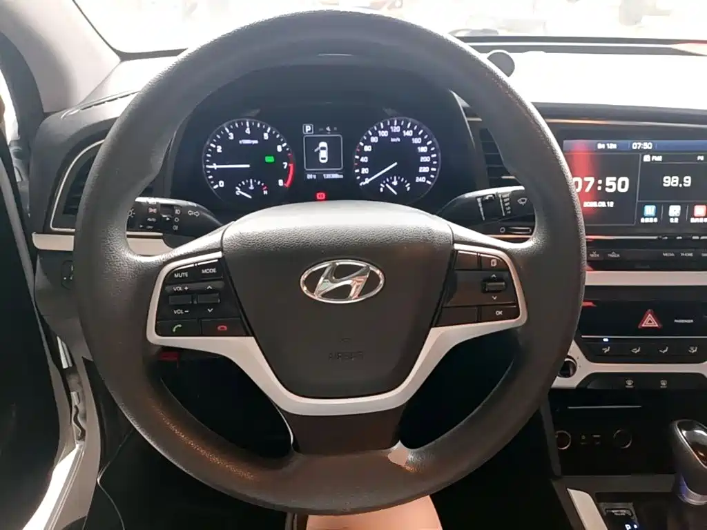 Hyundai Elantra — миниатюра 11