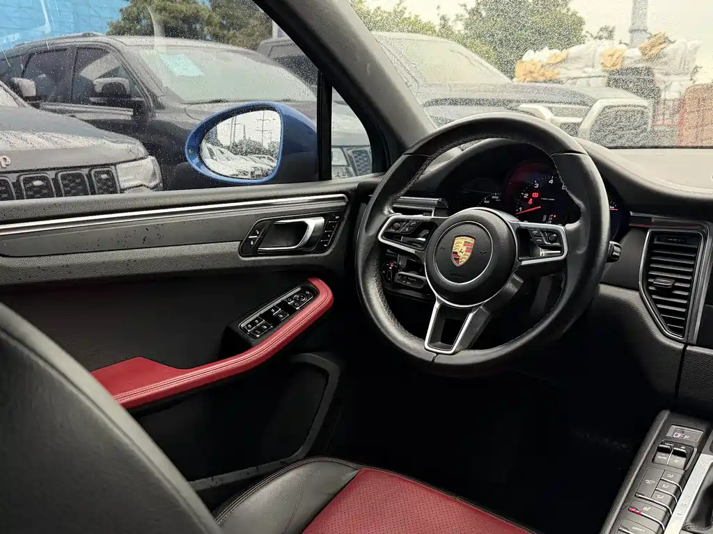 PORSCHE MACAN