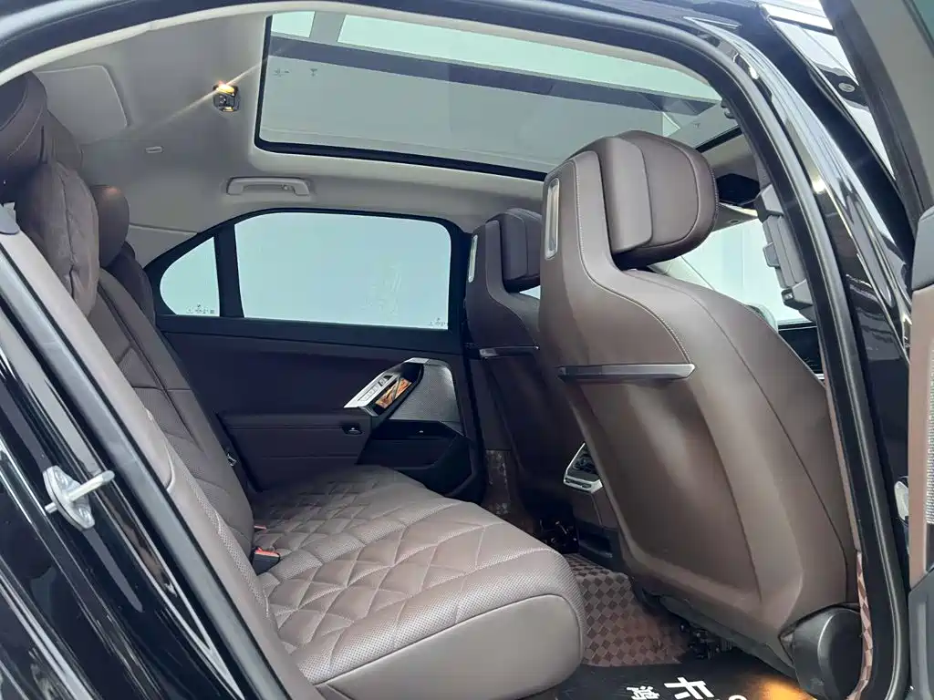 BMW 7 Series — миниатюра 18