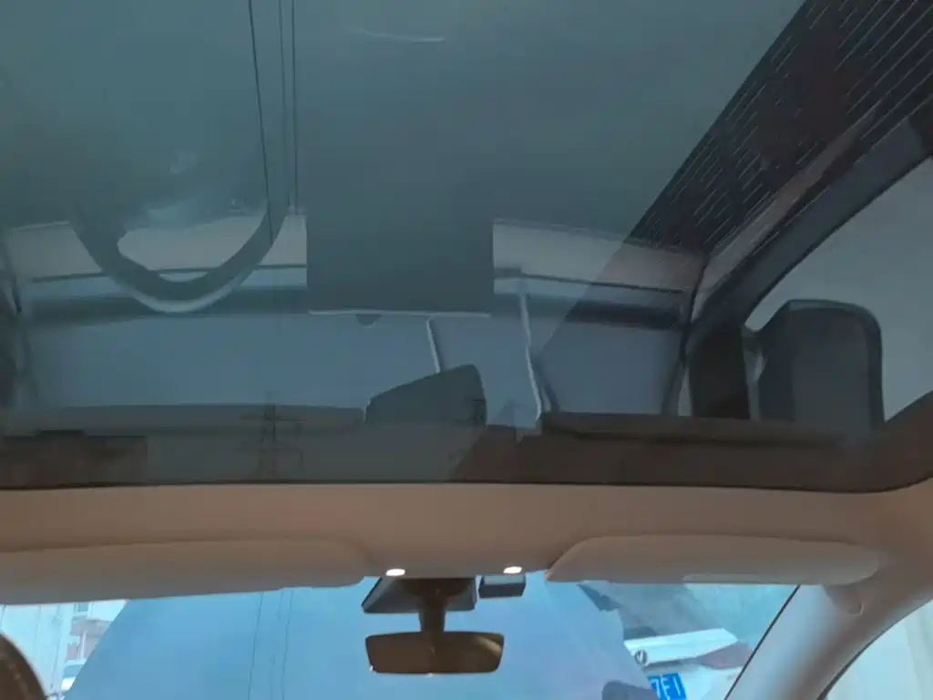 Tesla Model Y — миниатюра 18