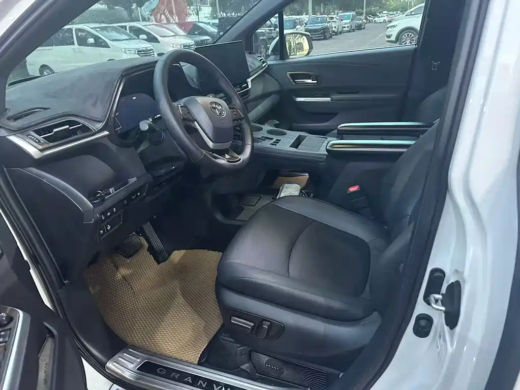 Toyota Granvia — миниатюра 7