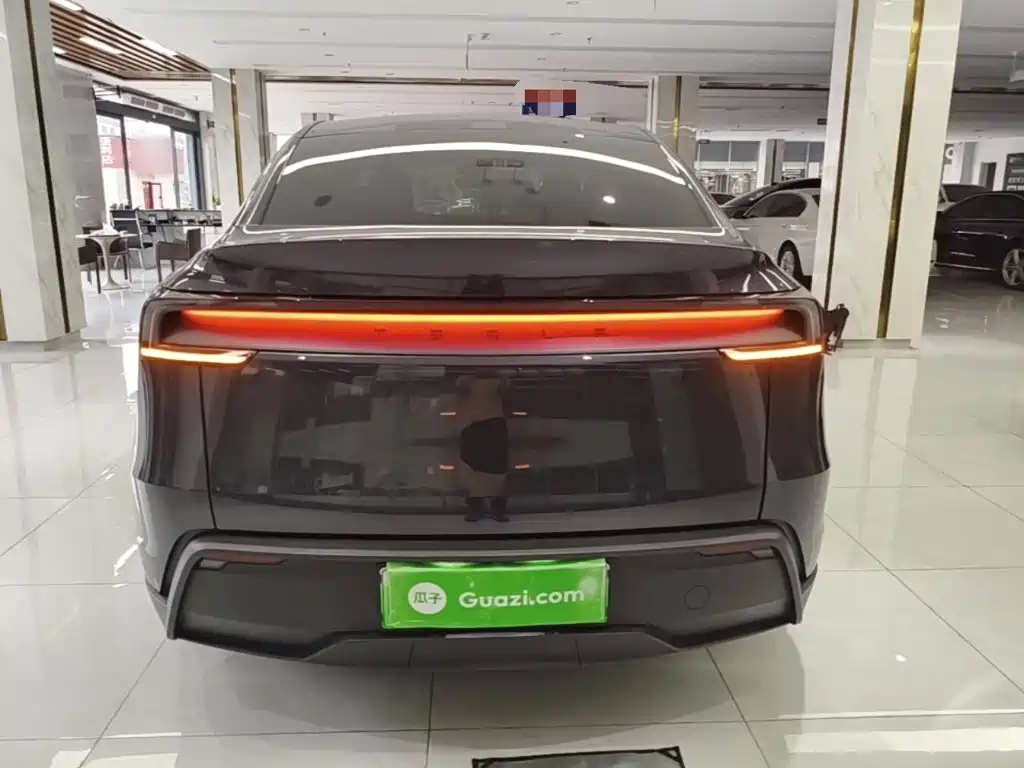 Tesla Model Y — миниатюра 6