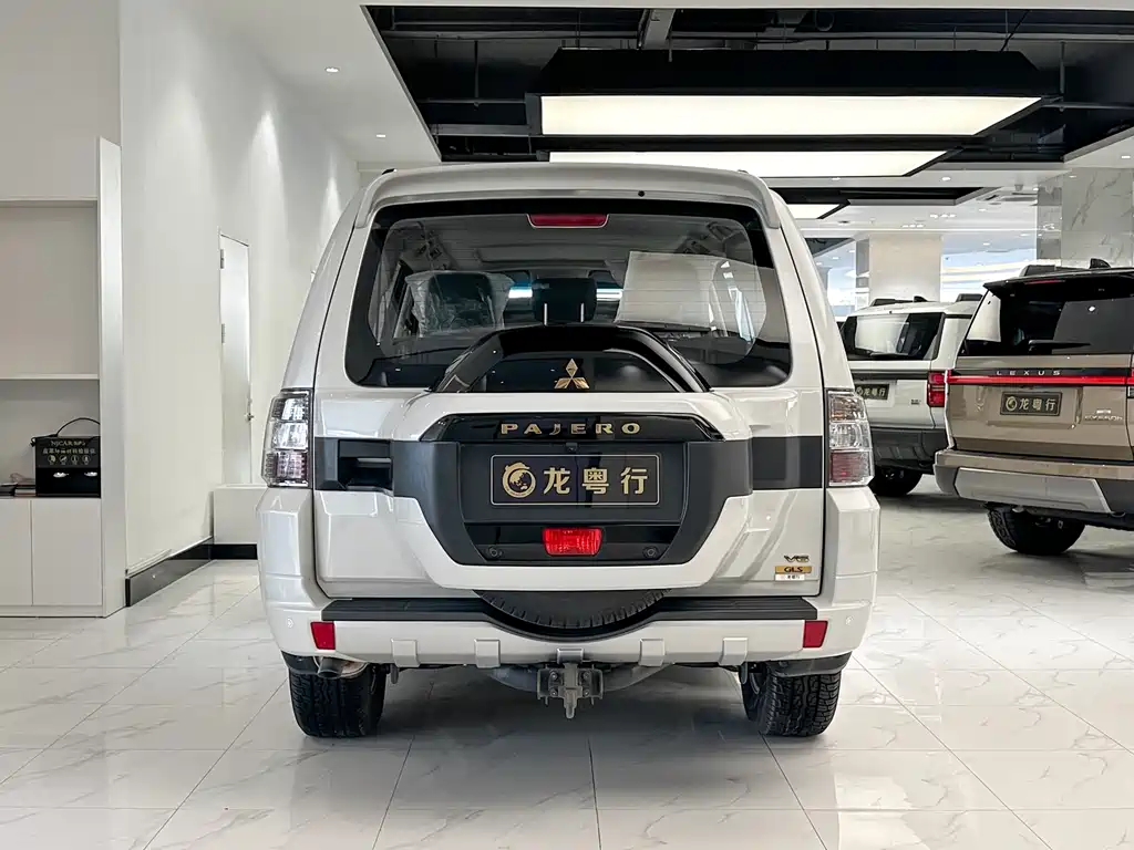Mitsubishi V93 2022 3.0L AT