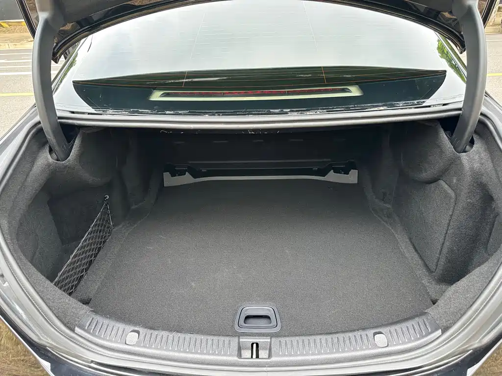 Mercedes-Benz E-Class — миниатюра 10
