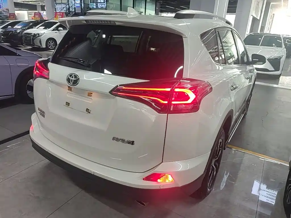 Toyota RAV4 — миниатюра 7