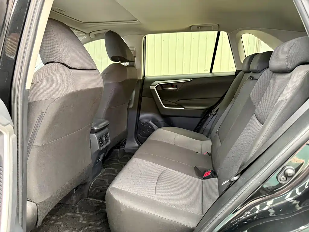 Toyota RAV4 — миниатюра 10
