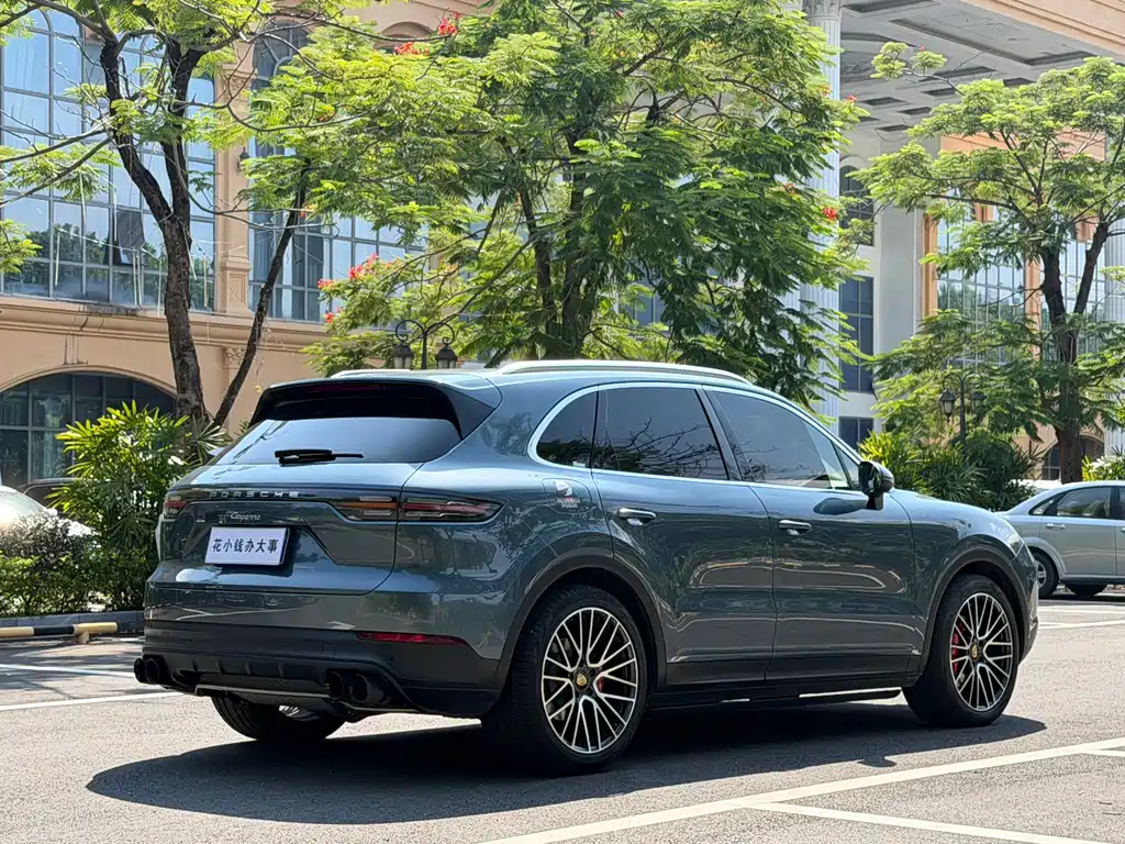 Porsche Cayenne — миниатюра 9