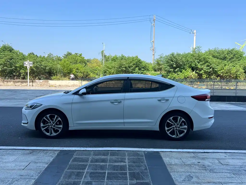 Hyundai Elantra — миниатюра 3