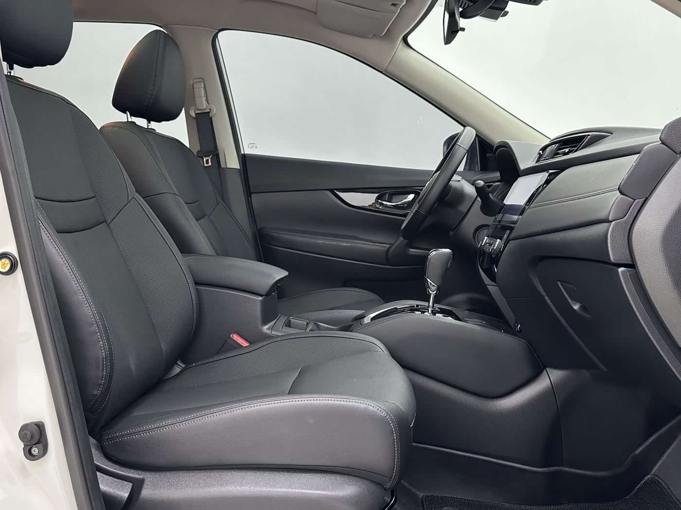 Nissan X-Trail 2.0 л 2023 г. Белый, пробег 26000 км