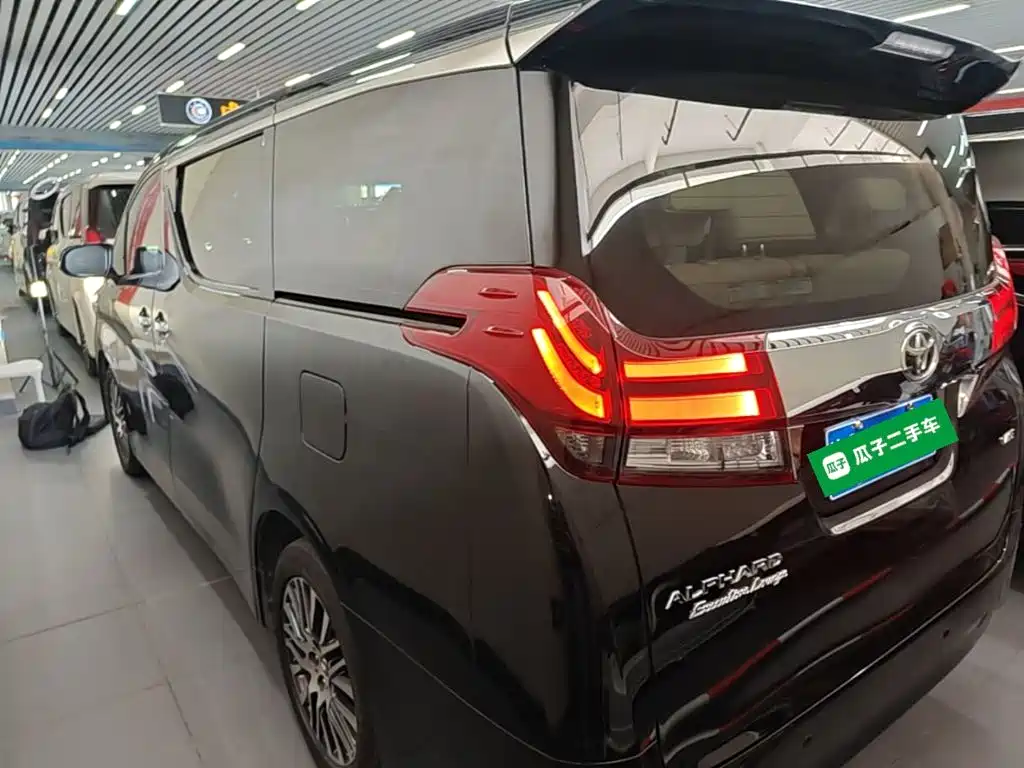 Toyota Alphard — миниатюра 5
