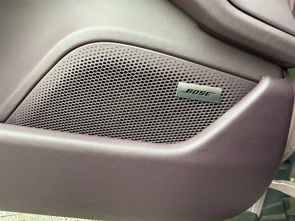 Porsche Taycan — миниатюра 9