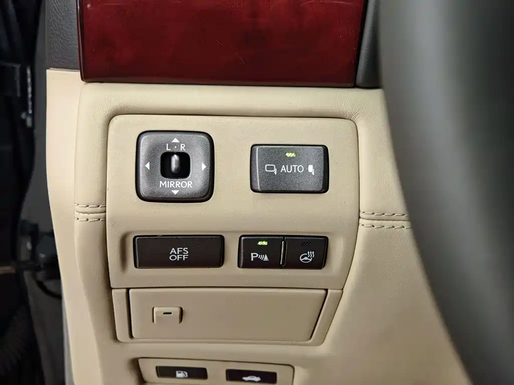Lexus LS — миниатюра 20