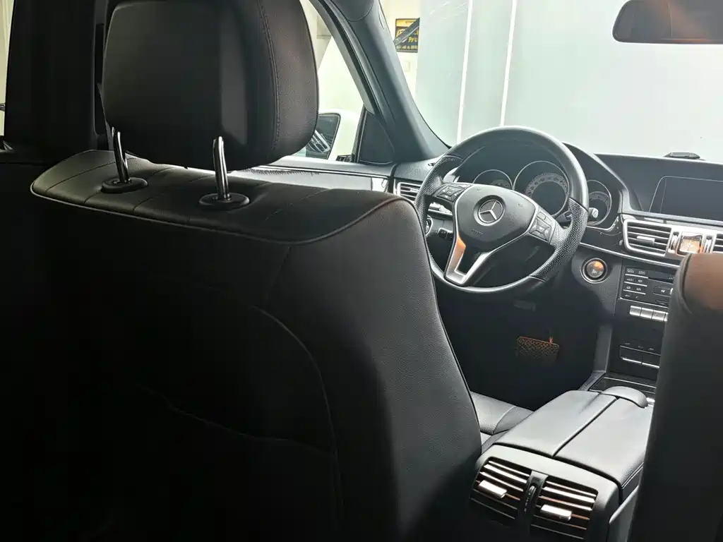 Mercedes-Benz E-Class — миниатюра 9
