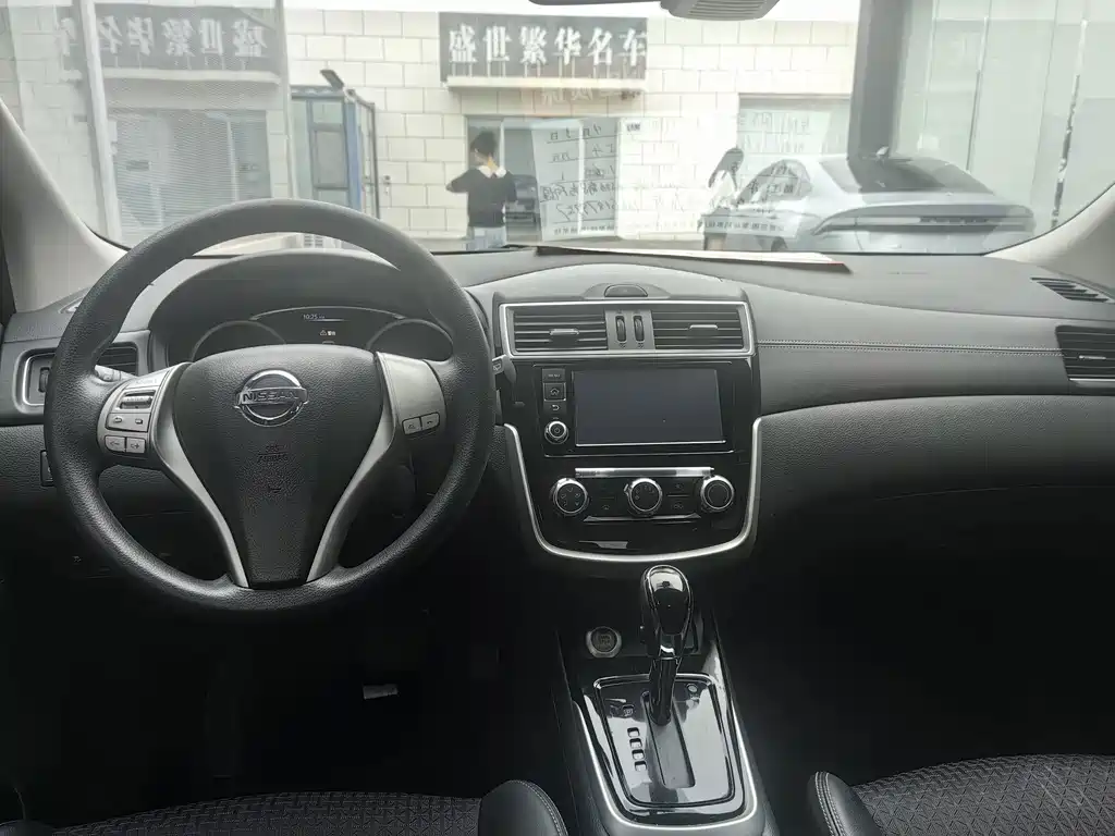 Nissan Tiida — миниатюра 8