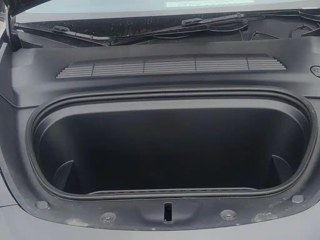 Tesla Model Y — миниатюра 15