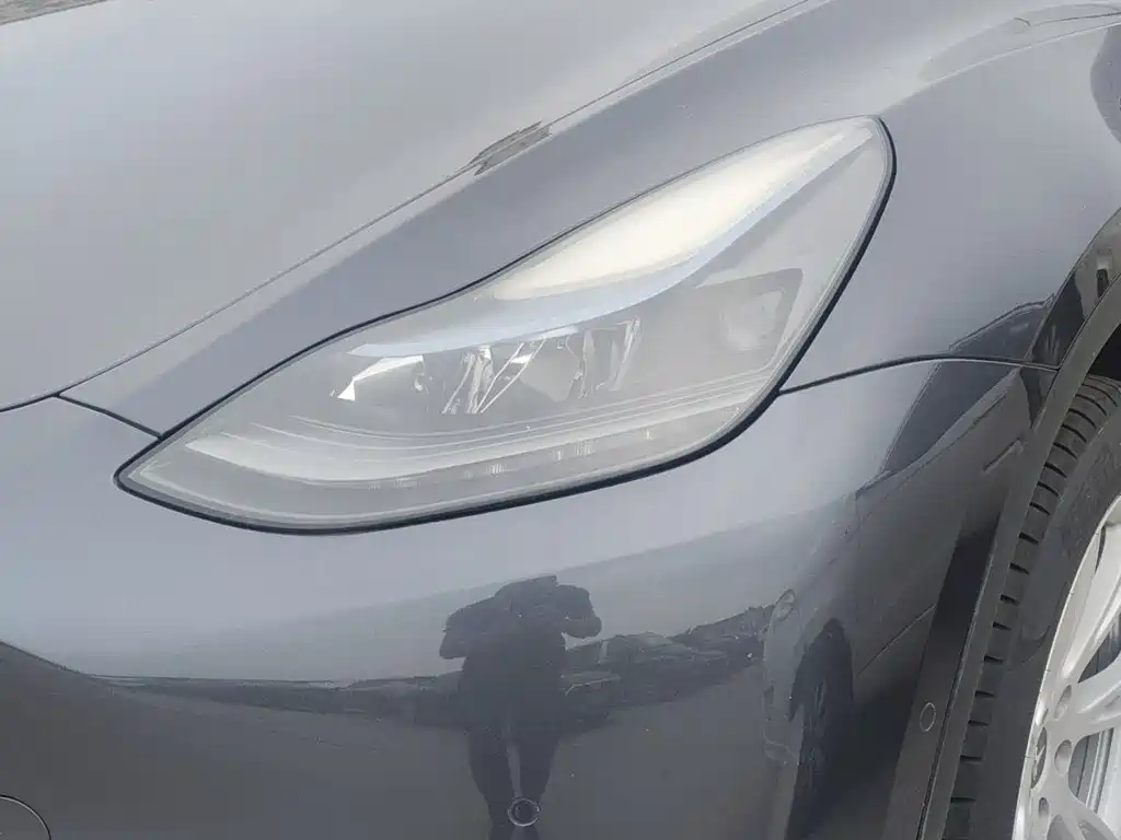 Tesla Model Y — миниатюра 10