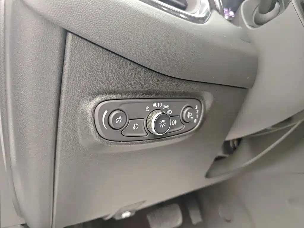 Chevrolet Equinox — миниатюра 17