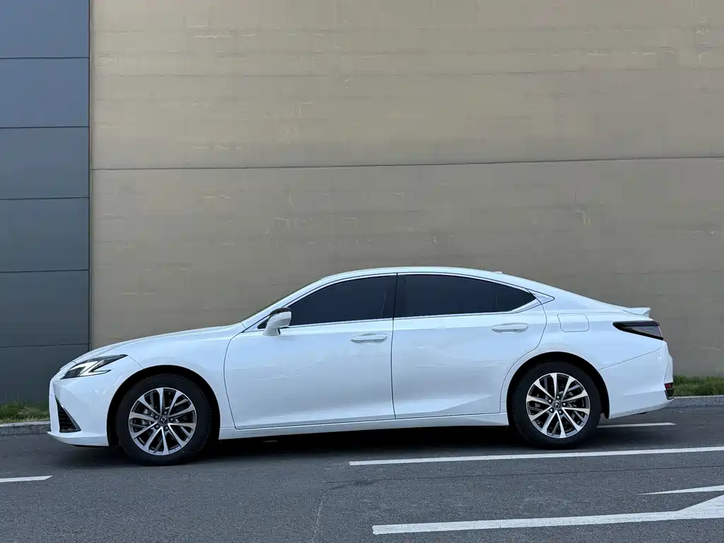 Lexus ES — миниатюра 5