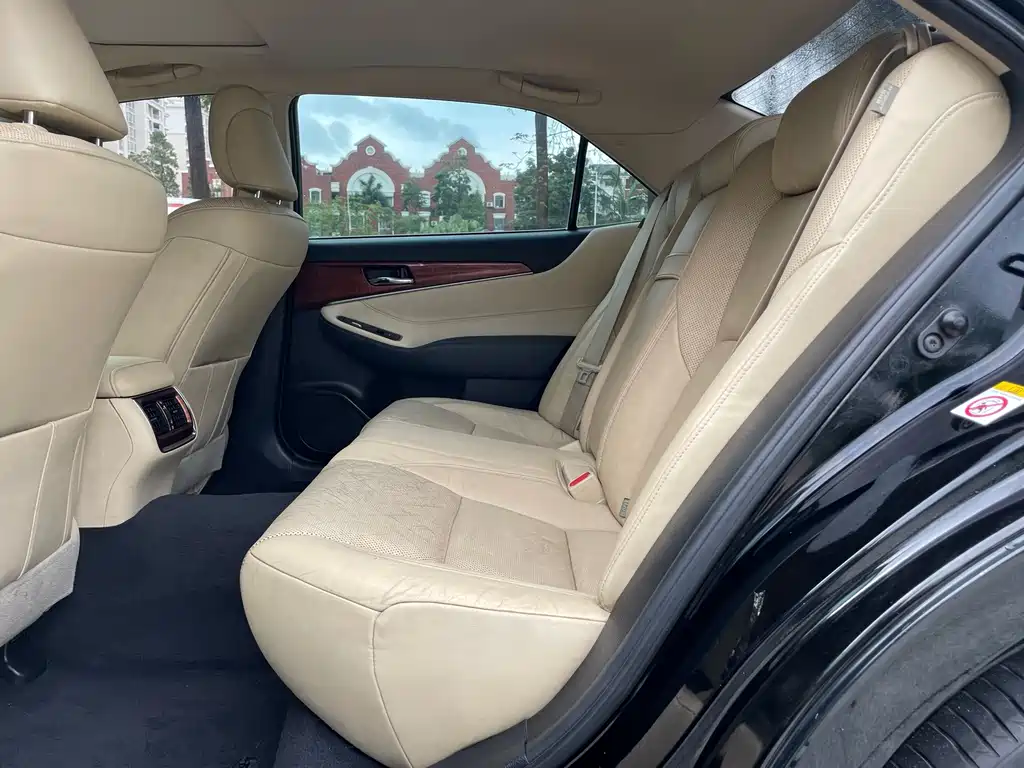 Toyota Crown — миниатюра 7