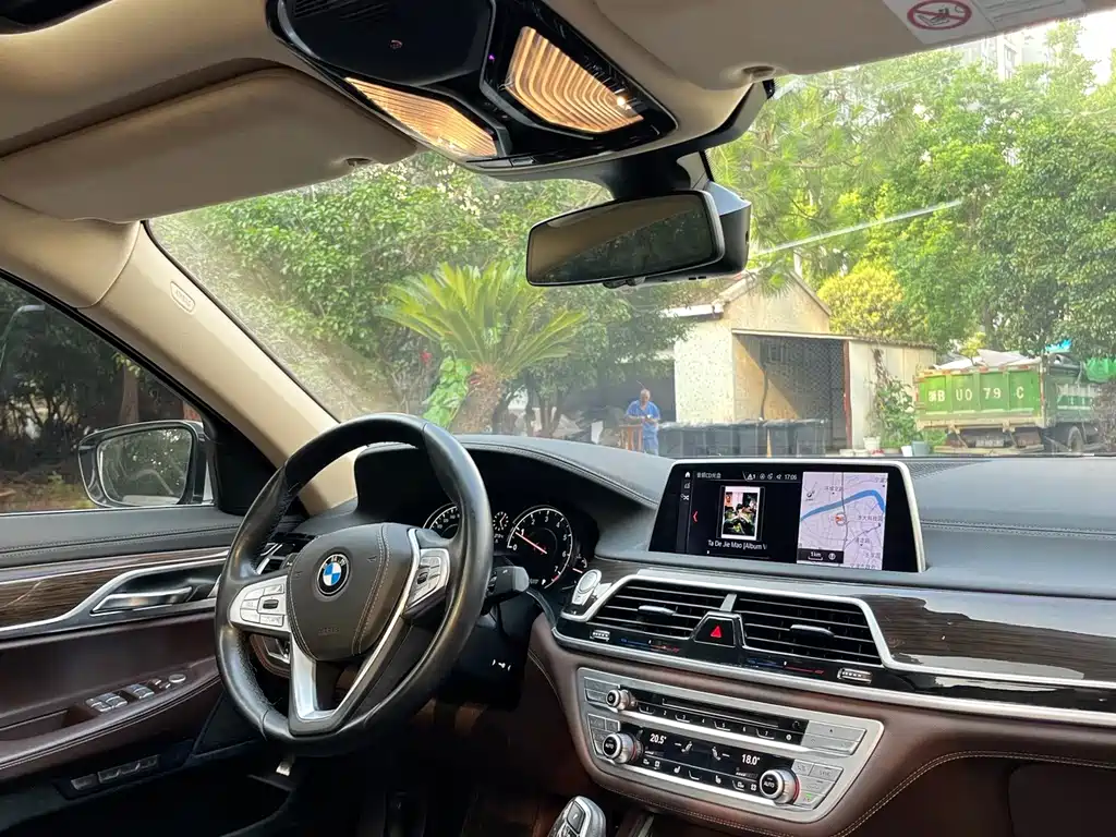 BMW 7 Series — миниатюра 12