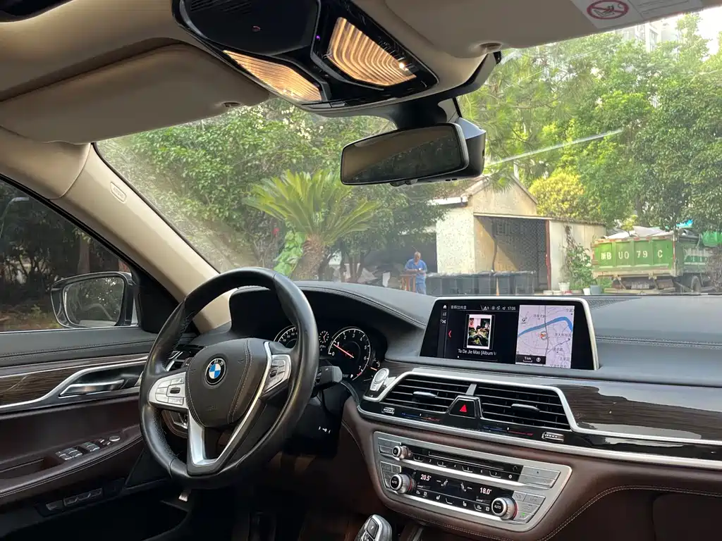 BMW 7 Series — миниатюра 7