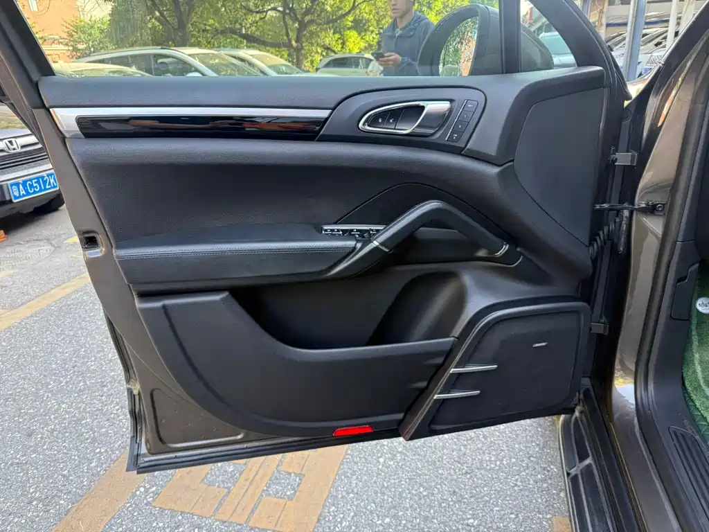 Porsche Cayenne — миниатюра 29
