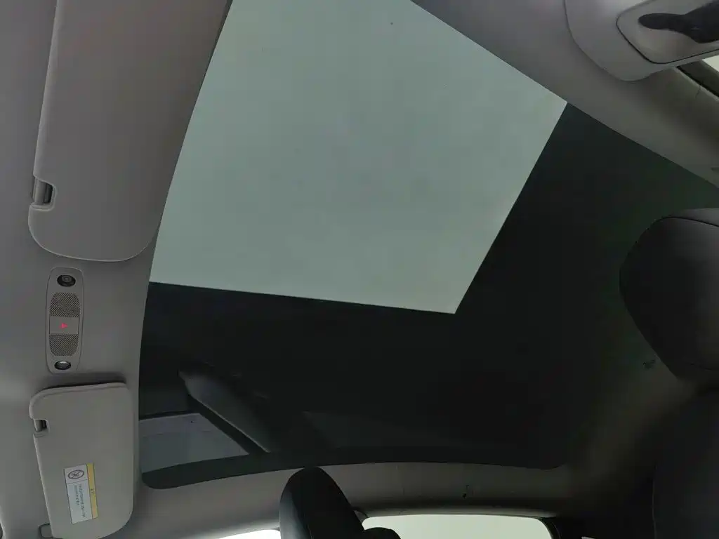 Tesla Model Y — миниатюра 14