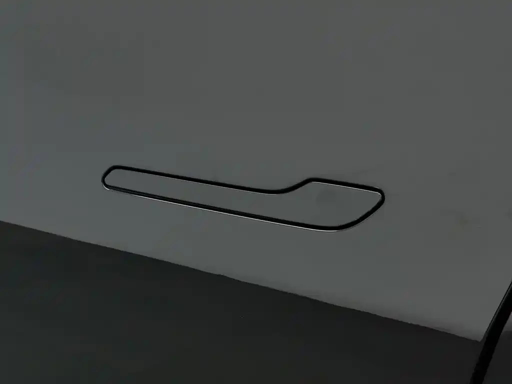 Tesla Model Y — миниатюра 18
