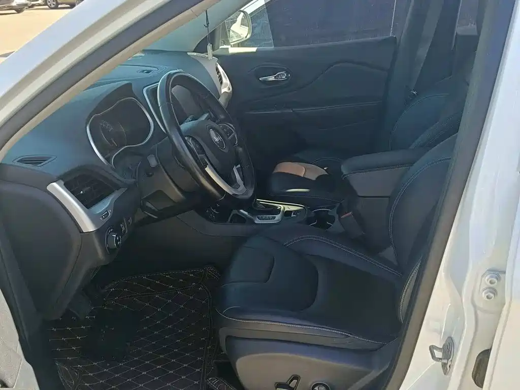 Jeep Cherokee — миниатюра 5