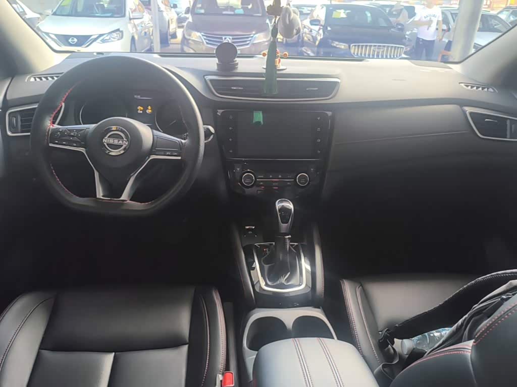 Nissan Qashqai 2.0 л 2023 г. Белый, пробег 34900 км