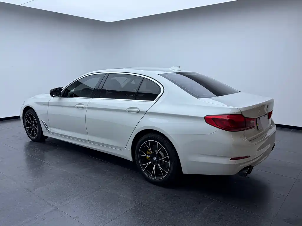 BMW 5 Series — миниатюра 12