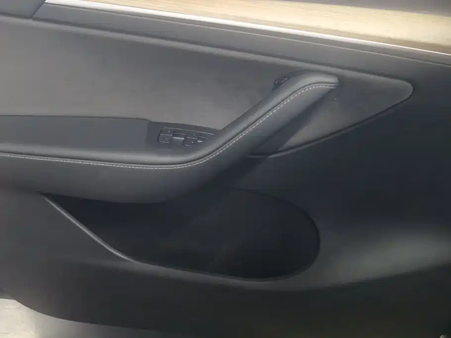 Tesla Model Y — миниатюра 7