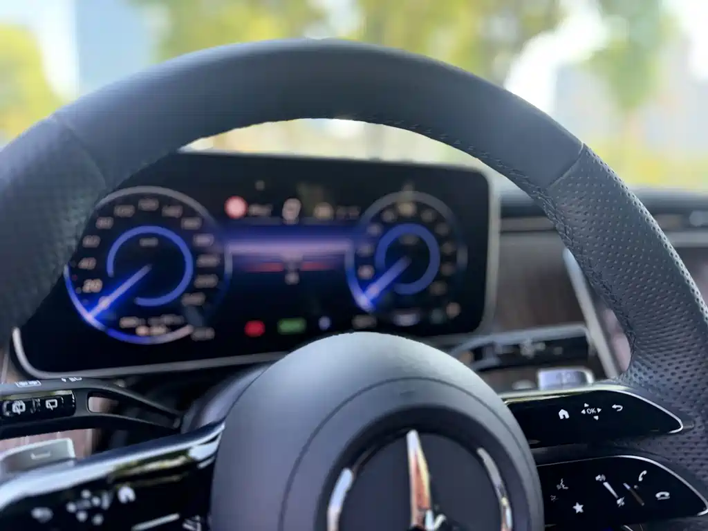 Mercedes-Benz EQE SUV — миниатюра 11