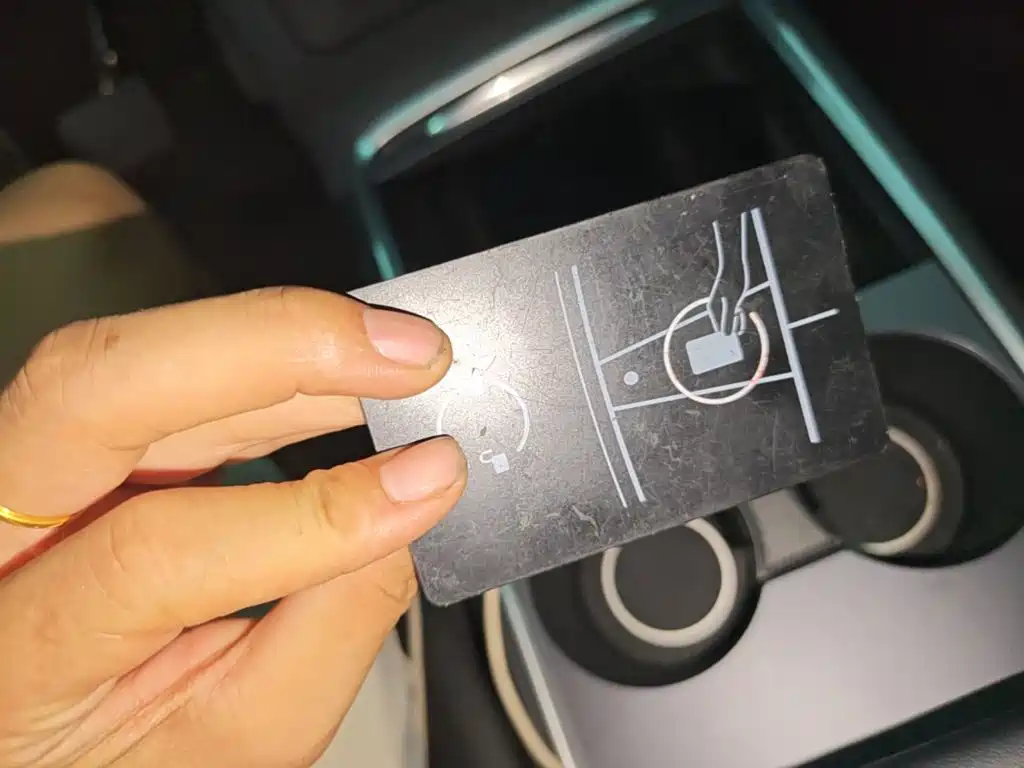 Tesla Model Y — миниатюра 9