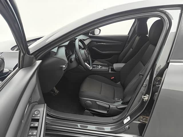 Mazda Mazda3 Axela 2.0 л 2023 г. Серебристо-серый, пробег 42699 км