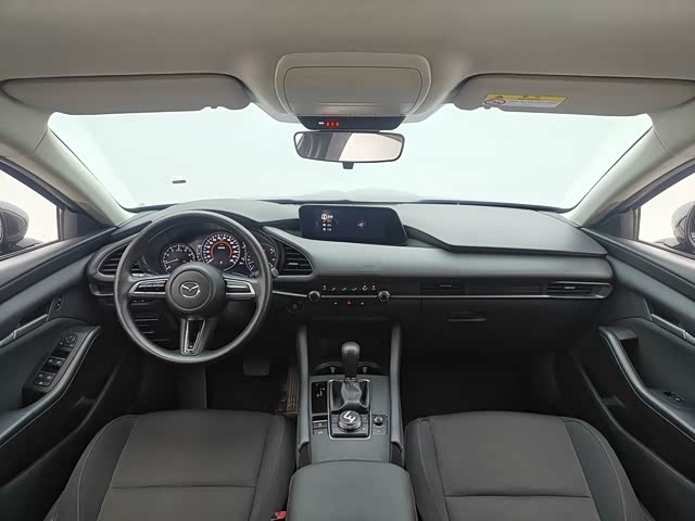 Mazda Mazda3 Axela 2.0 л 2023 г. Серебристо-серый, пробег 42699 км