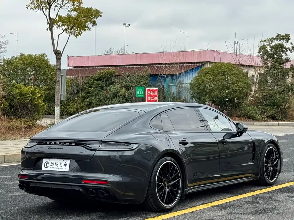 PORSCHE PANAMERA