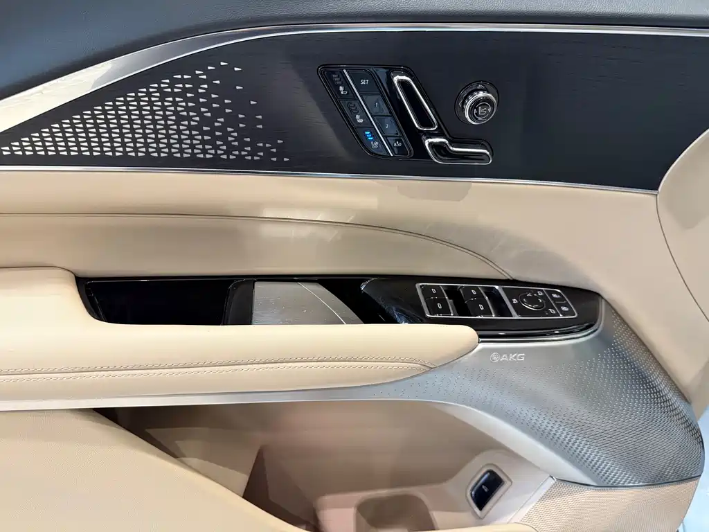 Cadillac Lyriq — миниатюра 10
