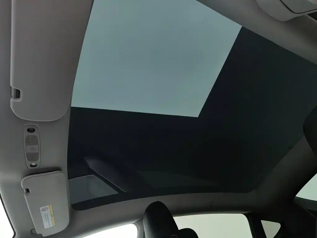 Tesla Model Y — миниатюра 14