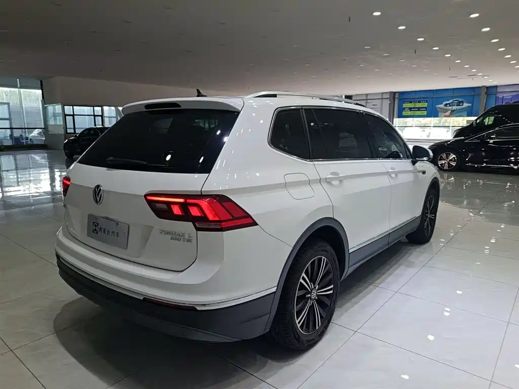 Volkswagen Tiguan L — миниатюра 2