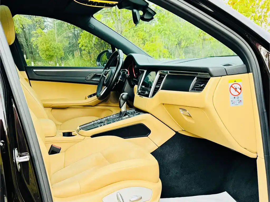 PORSCHE MACAN