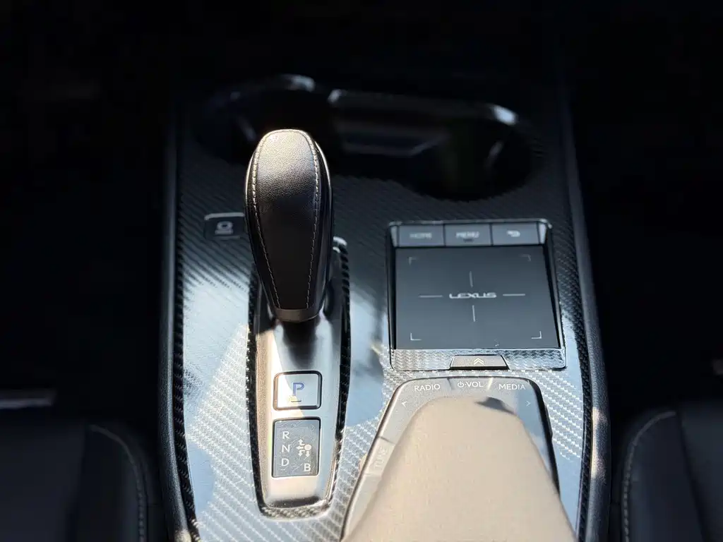 Lexus UX New Energy — миниатюра 11