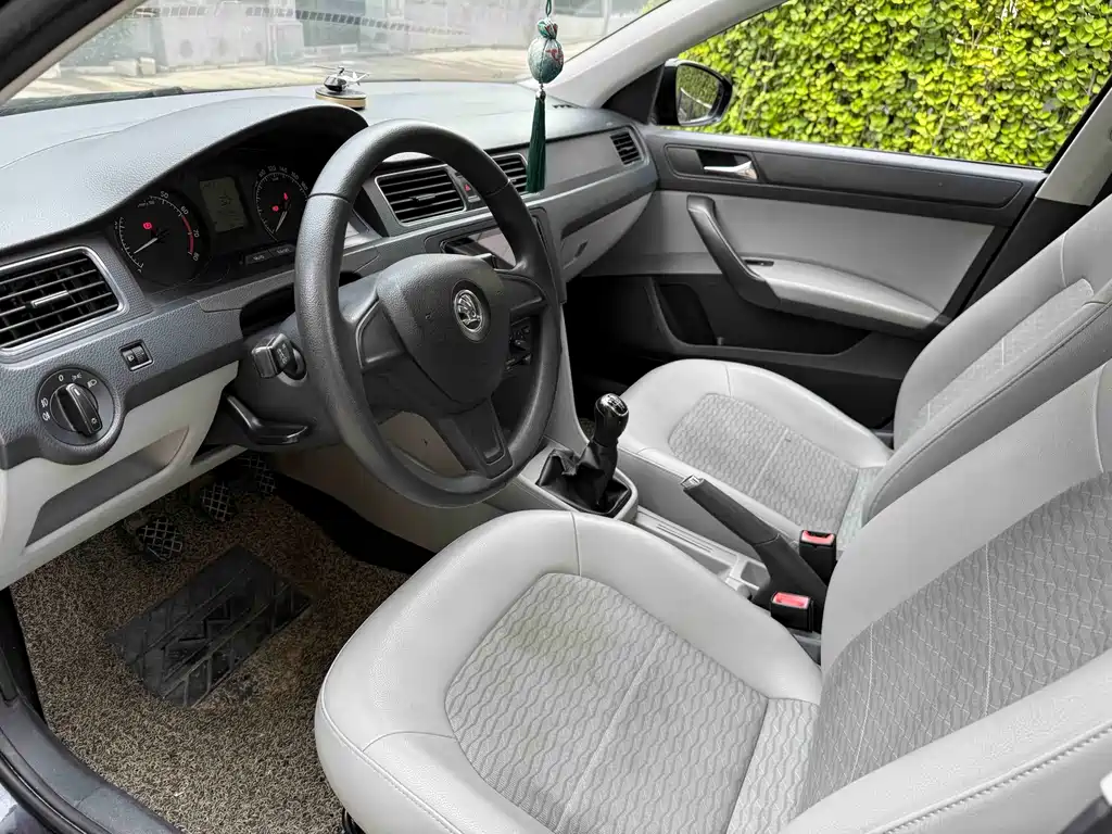 Skoda Rapid 1.6L Manual Innovation Edition, фото 4