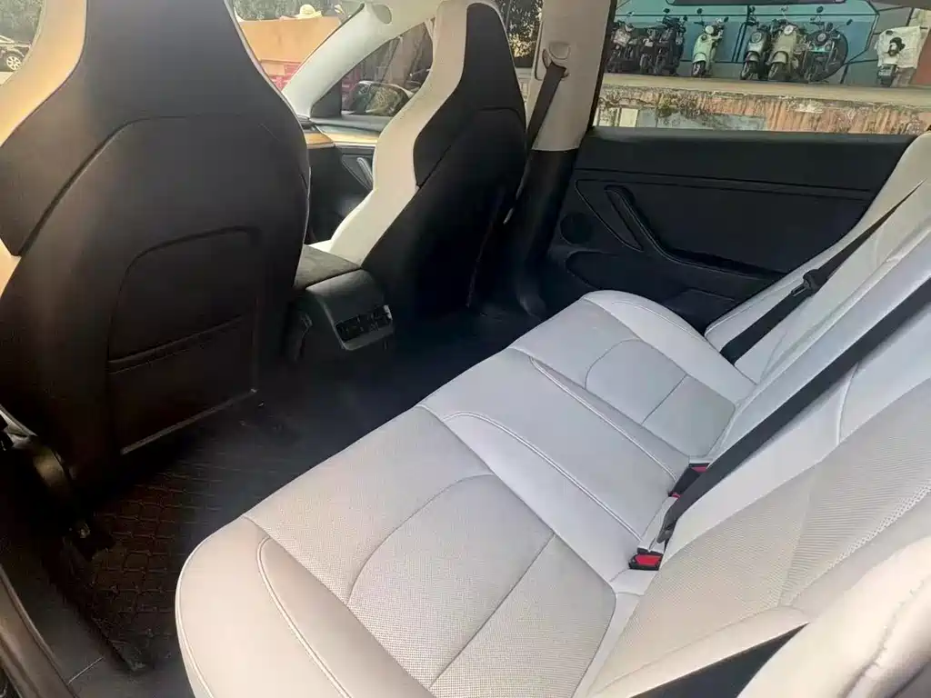 Tesla Model 3 — миниатюра 7