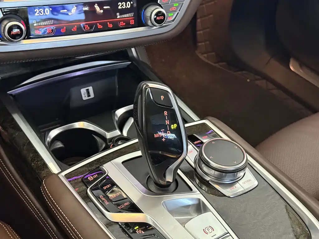 BMW 7 Series — миниатюра 9